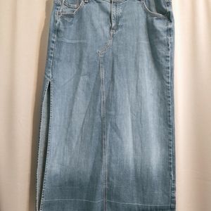 LEVIS MAXI DENIM SKIRT WITH SIDE SLIT FRAYED HEM SIZE W 20.